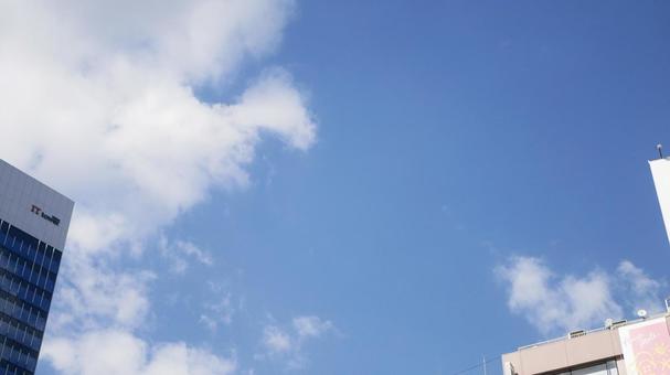 青空と雲と建物の写真
