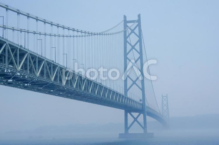 霧の中の明石海峡大橋 明石大橋,海,霧の写真素材