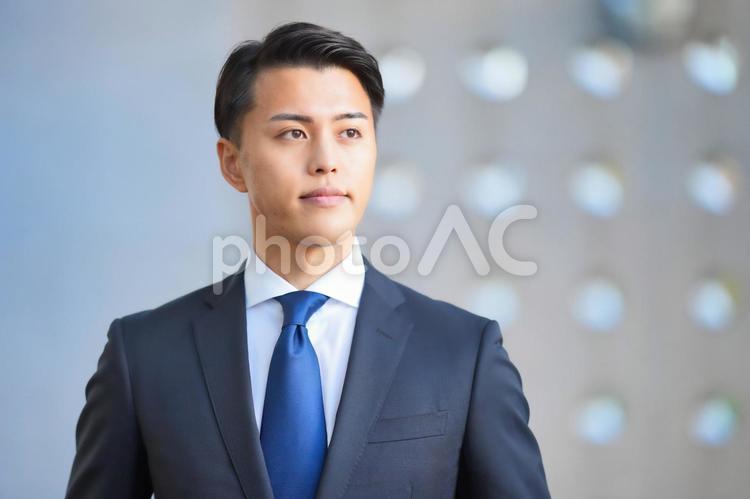 遠くを見ている若いビジネスマン ビジネスマン,男性,若者の写真素材