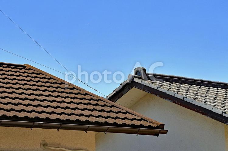 青空と一戸建て住宅の屋根 屋根,瓦屋根,家の写真素材