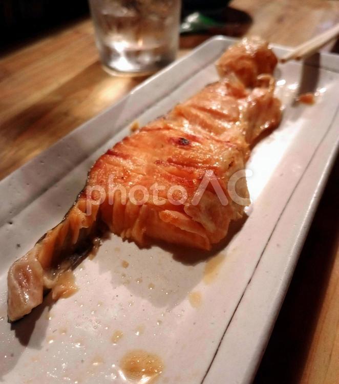 焼き鮭を食べているところ 鮭,焼き鮭,おつまみの写真素材