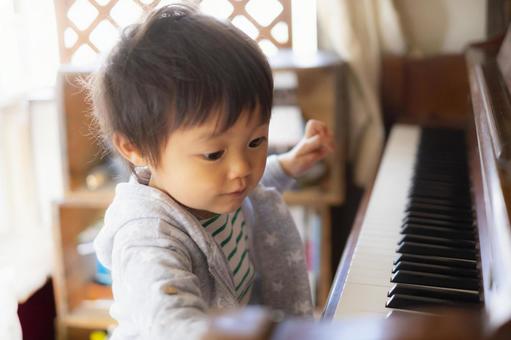 2-year-old playing the piano, a bocah, piano, musik, JPG