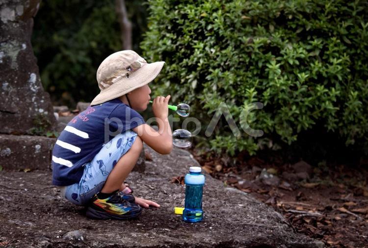 ※素材＞夏にシャボン玉を飛ばして遊ぶ子供 子供,シャボン玉,シャボン玉飛ばしの写真素材