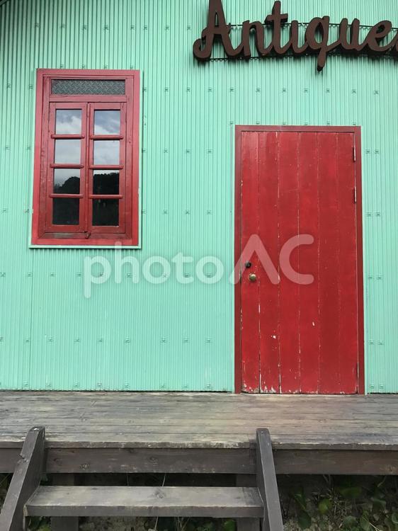 赤い窓と扉とグリーンの壁 窓,扉,アンティークの写真素材