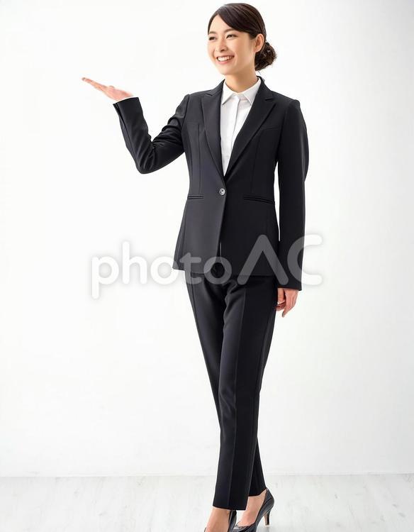 案内をする女性 案内,女性,スーツの写真素材