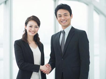 商談後の握手 商談後の握手の写真