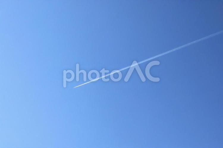 雲ひとつない青空に描かれた飛行機雲 飛行機雲,飛行機,青の写真素材