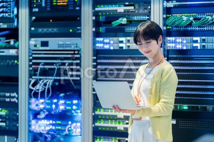 サーバーをメンテナンスをするエンジニア エンジニア,サーバールーム,seの写真素材