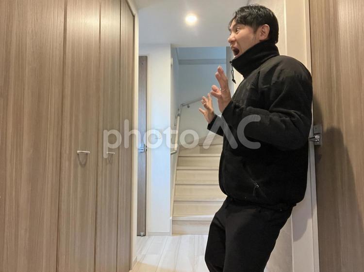 驚く男性の横顔　2517 男性,横顔,室内の写真素材