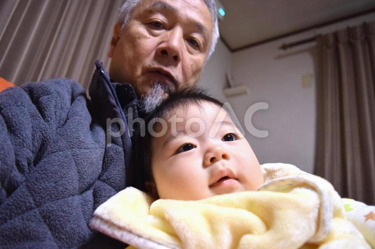 祖父に抱っこされる赤ちゃん(男児)7か月 赤ちゃん,乳児,男児の写真素材