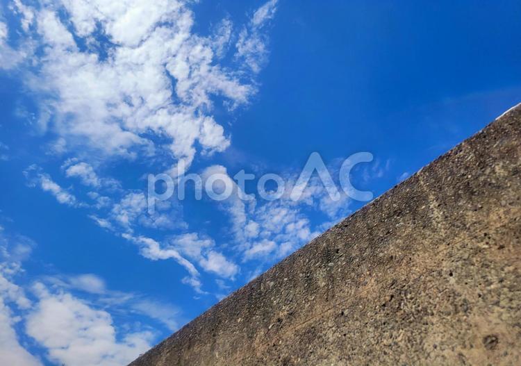 壁と空とまだら雲 空,壁,雲の写真素材