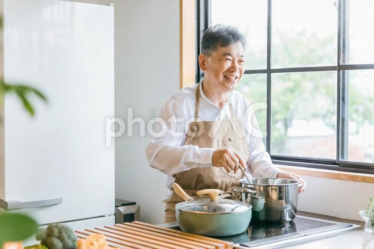 料理を作る高齢者男性（家事・シニア） 高齢者,料理,シニアの写真素材
