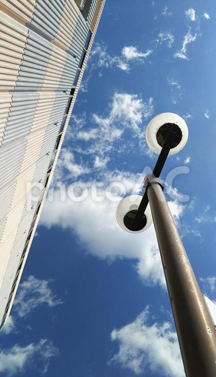 空と雲８(＋街灯) 空,雲,コピースペースの写真素材