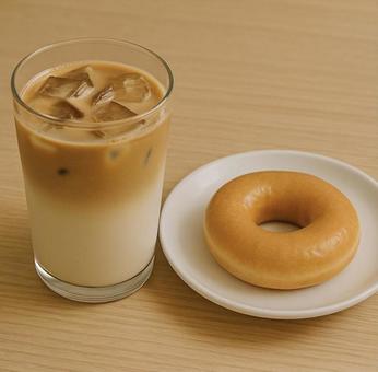 アイスカフェラテとドーナツのカフェセット アイスカフェラテとドーナツのカフェセットの写真