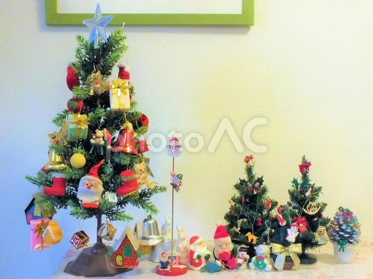 楽しくなる玄関のクリスマス飾り クリスマス,クリスマスツリー,季節の写真素材