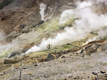 濛々と湯気を上げる箱根の大涌谷 濛々と湯気を上げる箱根の大涌谷の写真