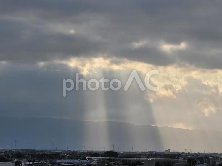 雲の切れ目から 空,秋空,雲の写真素材