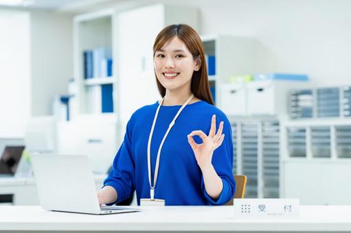 オフィスで働く若いビジネスウーマン オフィスで働く若いビジネスウーマン 受付,窓口,ビジネスウーマンの写真素材