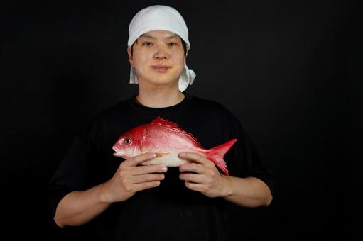 鯛を持つ男性 鯛を持つ男性 男性,鯛,魚の写真素材