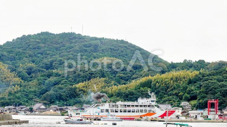 周防大島・伊保田港に寄港中のフェリー 周防大島・伊保田港に寄港中のフェリー 周防大島,伊保田港,フェリーの写真素材