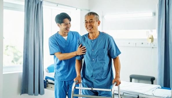 リハビリする患者と理学療法士 リハビリする患者と理学療法士の写真