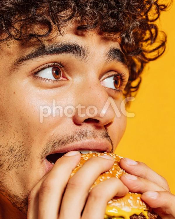 若い男性がハンバーガーを楽しむ瞬間 男性,若者,ハンバーガーの写真素材