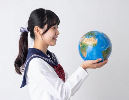 地球のような球体を持った女子生徒 地球のような球体を持った女子生徒の写真