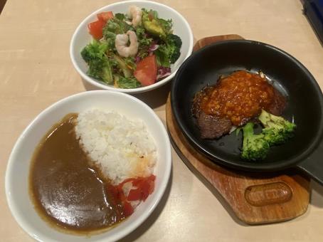 鉄板ステーキ ミニカレー サラダ 鉄板ステーキ ミニカレー サラダの写真