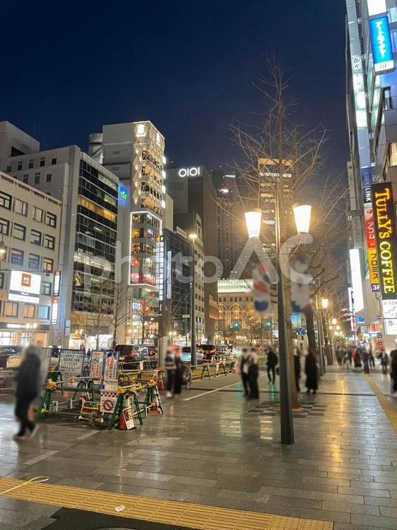 難波交差点から南向 73夜縦 大阪,繁華街,難波の写真素材