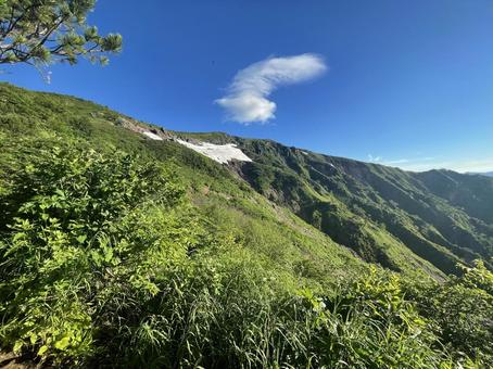 青空と残雪と山 青空と残雪と山の写真