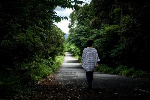 <素材>夏の新緑の森の中を散歩する女性 <素材>夏の新緑の森の中を散歩する女性 女性,山道,峠道の写真素材