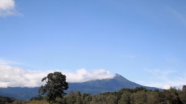 初秋の開田高原から望む御嶽山 初秋の開田高原から望む御嶽山の写真