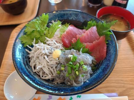 生しらす丼 生しらす丼 料理,海鮮丼,魚の写真素材