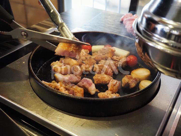 サムギョプサル【カットしている場面】 サムギョプサル,焼き肉,韓国の写真素材