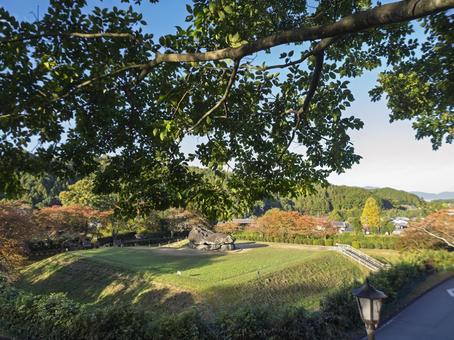 木陰から眺める秋の石舞台古墳 石舞台古墳,明日香村,古墳の写真素材