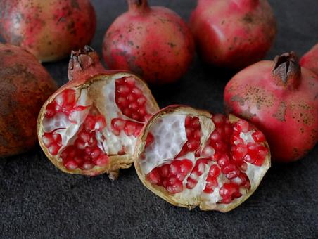 日本のザクロのアップ、半分に割れた実 日本のザクロのアップ、半分に割れた実 ざくろ,ざくろの実,ザクロの写真素材