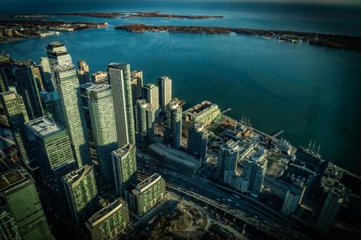 夕日に輝く都市の建築群 建築物,夕日,高層ビルの写真素材