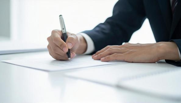 契約書にサインをするビジネスマンの写真