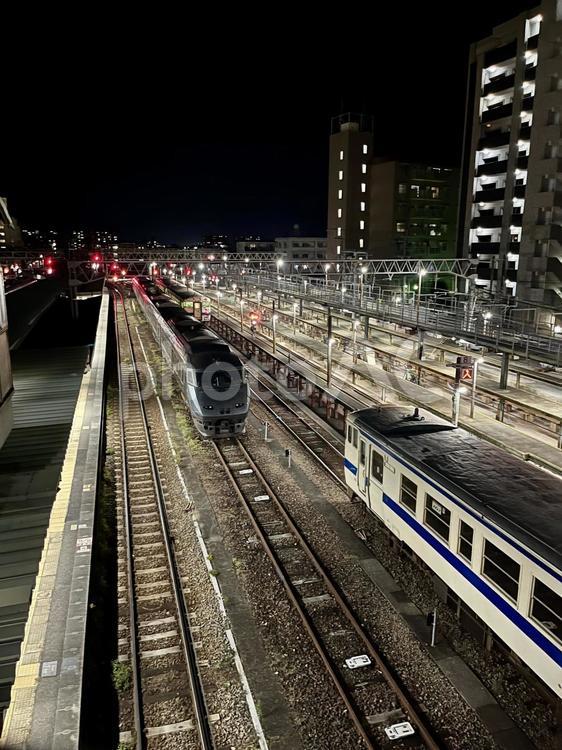 夜の留置線 線路,駅,ホームの写真素材