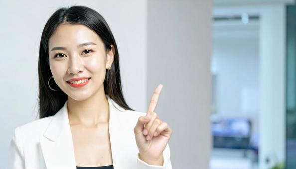 自信のある表情で指さすビジネス女性 自信のある表情で指さすビジネス女性の写真