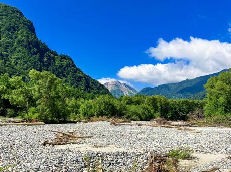 梓川河原から焼岳の遠望 梓川河原から焼岳の遠望 焼岳,梓川,川の写真素材