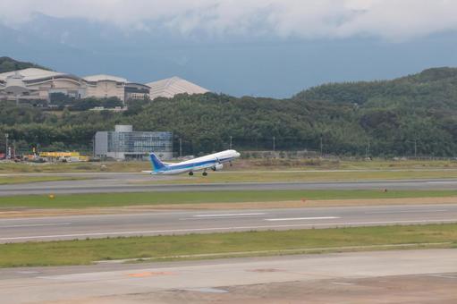 秋空の下で旅立つ人々の福岡空港の写真