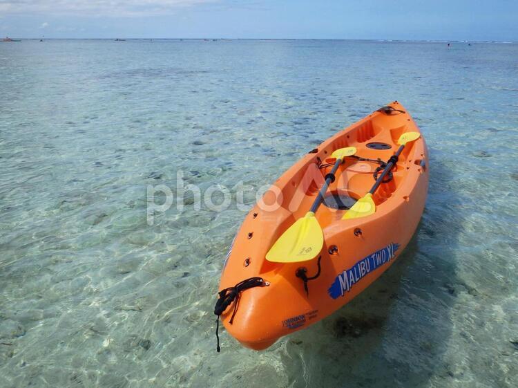 グアム、遠浅のビーチとカヌーボート１ sea,お休み,しあわせの写真素材
