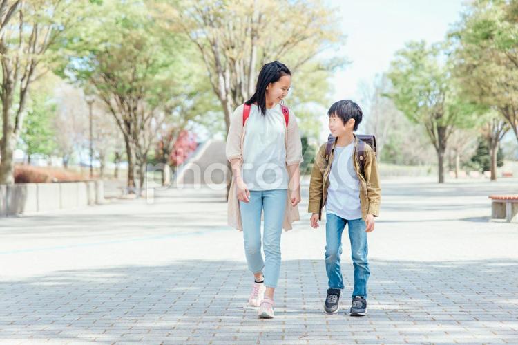 通学・下校・話す小学生 小学生,子供,子どもの写真素材