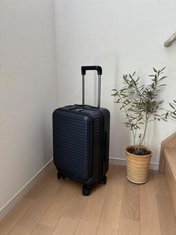 部屋に置かれたスーツケース 部屋に置かれたスーツケースの写真