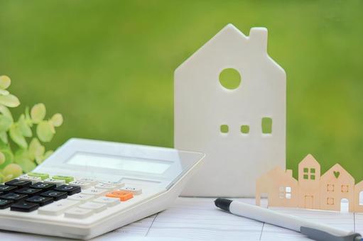 住宅の置物と電卓(グリーン背景) 住宅の置物と電卓(グリーン背景) 家,電卓,住宅の写真素材