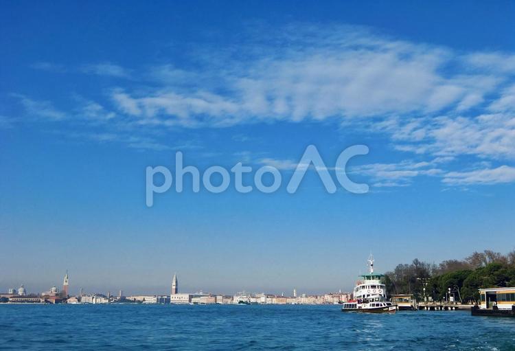 船から見たベネチアの青空と海 空,晴天,晴れの写真素材