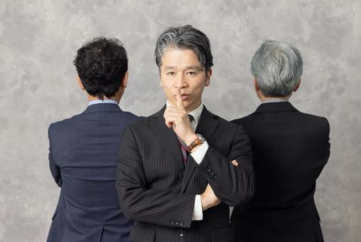 秘密、ミドルエイジ男性ビジネスパーソン 秘密、ミドルエイジ男性ビジネスパーソン エグゼクティブ,ビジネスマン,人物の写真素材