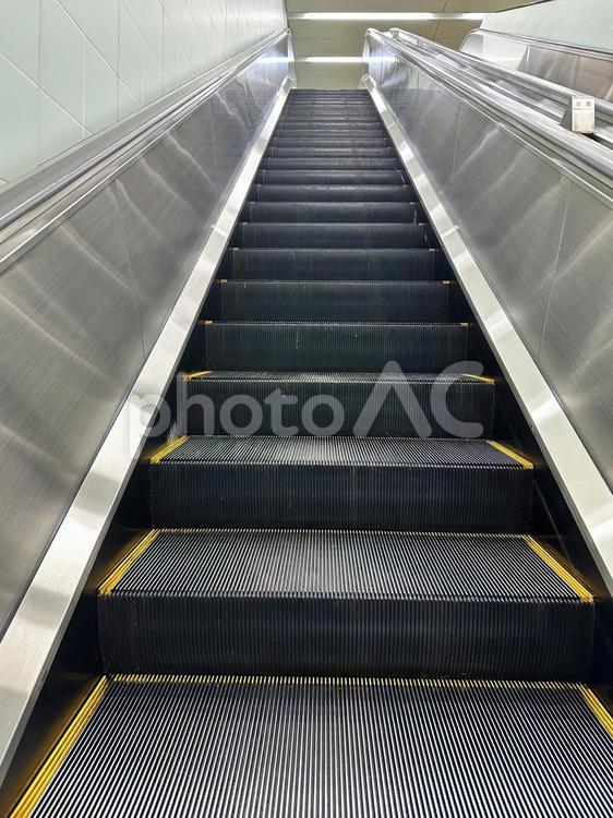 エスカレーター　地下 手摺り,視点,escalatorの写真素材