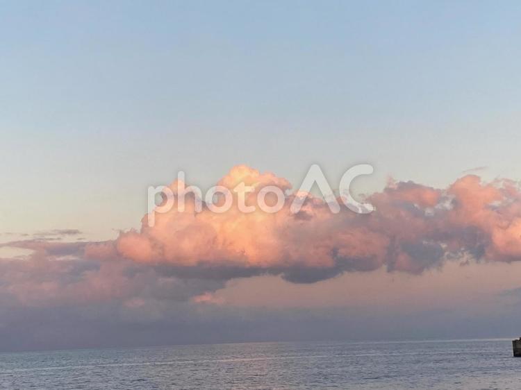 「夕陽に染まる雲と海の風景」 空,風景,海の写真素材